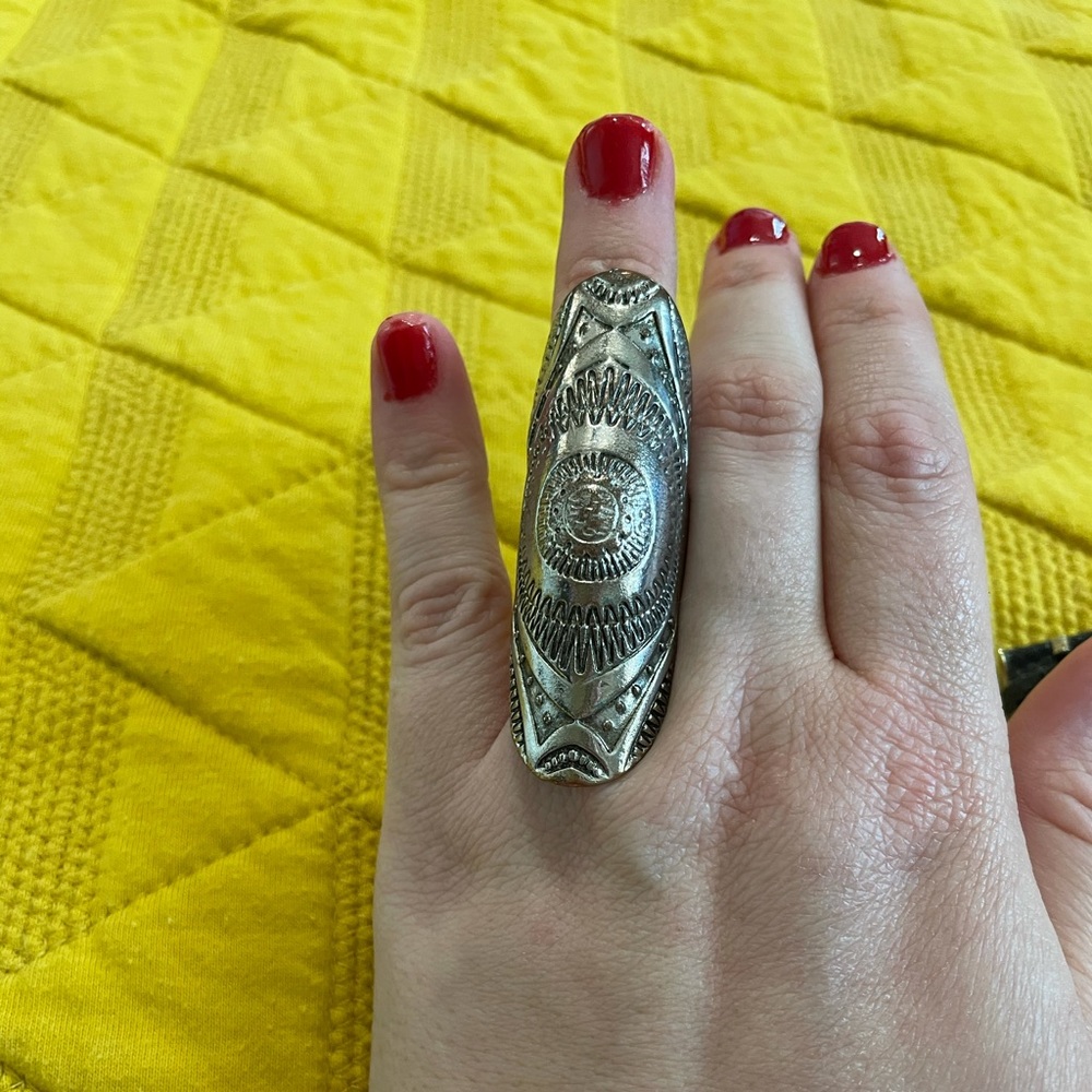 Beautiful Pattern Ring - Picture 2 of 3